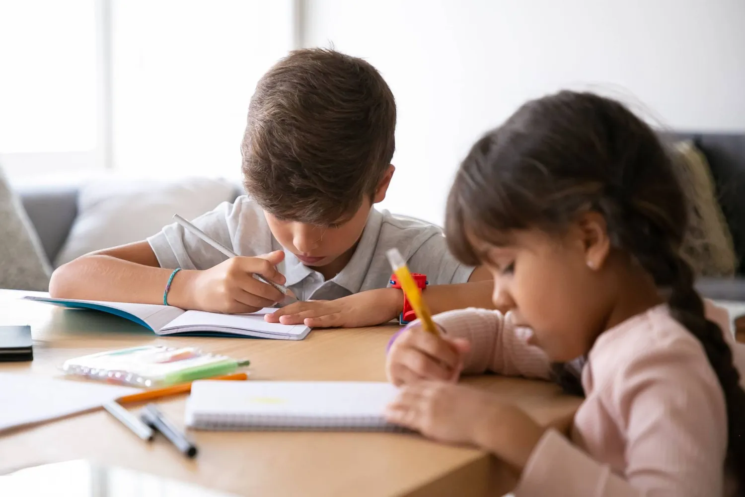 أطفال أكثر تركيزاً… 5 أشياء يفعلها آباؤهم يومياً