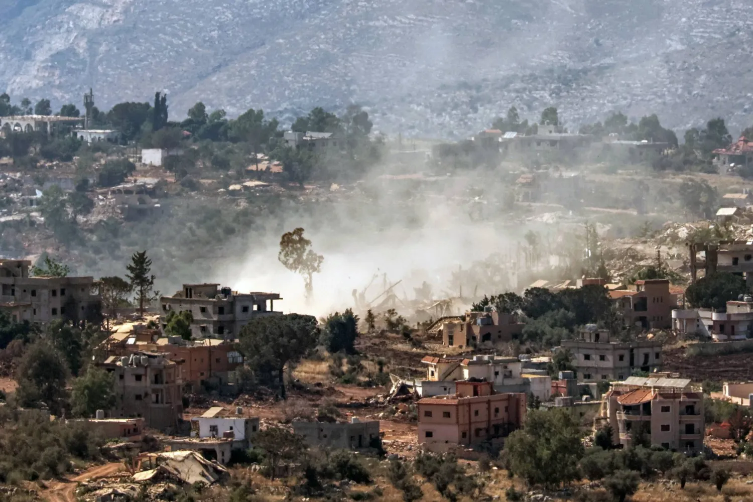 16 قتيلاً في غارات إسرائيلية على جنوب لبنان 16 قتيلاً في غارات إسرائيلية على جنوب لبنان