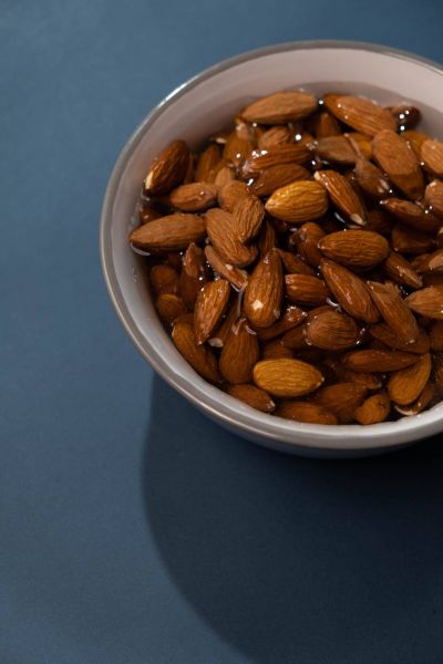 هل يجعل نقع اللوز منه خياراً أكثر فائدة صحية؟ هل يجعل نقع اللوز منه خياراً أكثر فائدة صحية؟