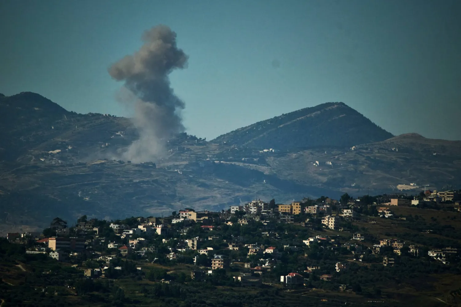 مقتل 5 على الأقل في ضربات إسرائيلية على جنوب لبنان مقتل 5 على الأقل في ضربات إسرائيلية على جنوب لبنان