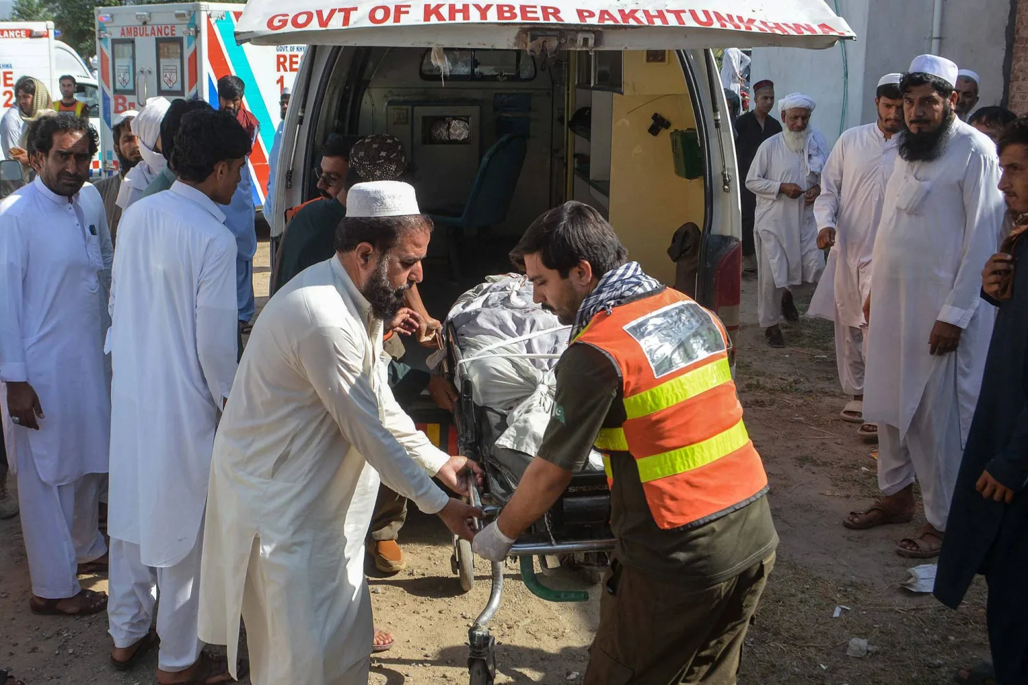7 قتلى بانفجارين على جانب طريق في شمال غربي باكستان 7 قتلى بانفجارين على جانب طريق في شمال غربي باكستان