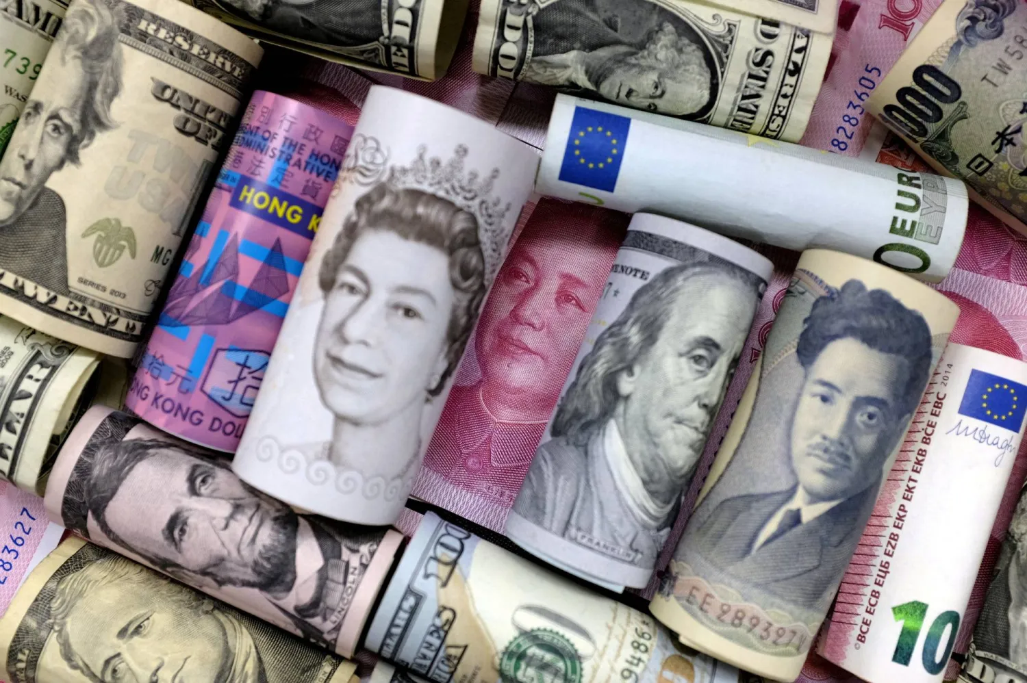 الدولار يقفز والين يهبط إلى أدنى مستوى في 40 عاماً