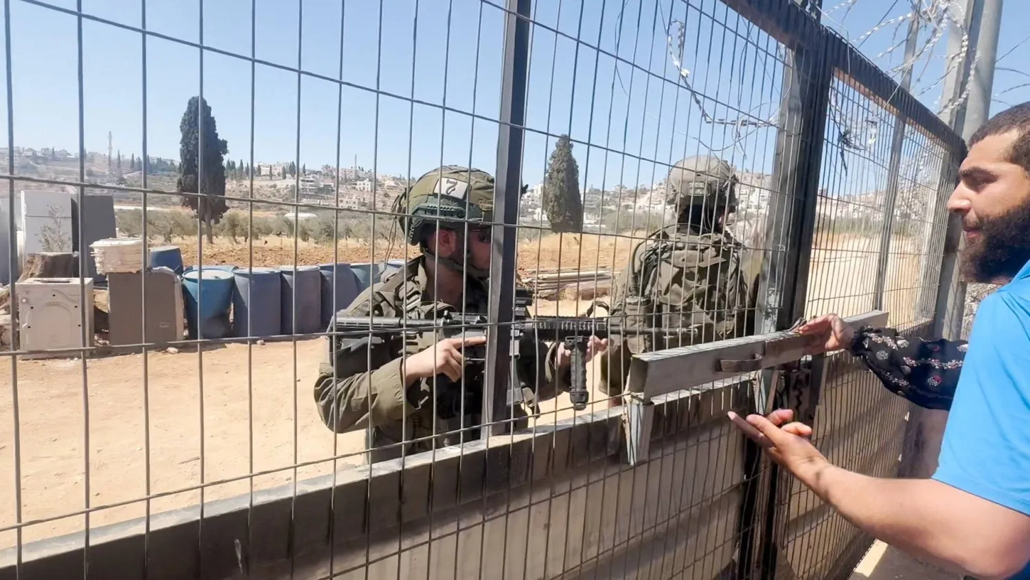 قوات إسرائيلية تقتل فلسطينياً حاول دخول القدس عبر «الجدار الفاصل»