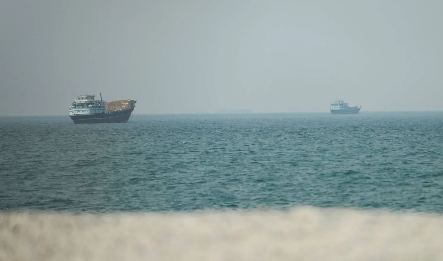 الصين تحض أميركا وإيران على إعادة المرور الآمن عبر «هرمز»