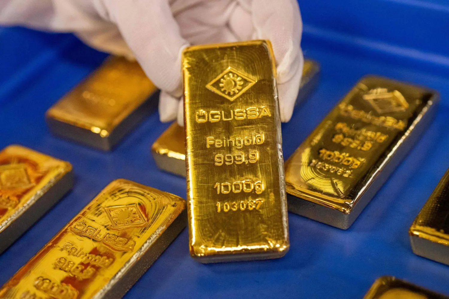 الذهب يتراجع عن أعلى مستوى في أسبوعين مع صعود النفط وترقب اجتماع «الفيدرالي»
