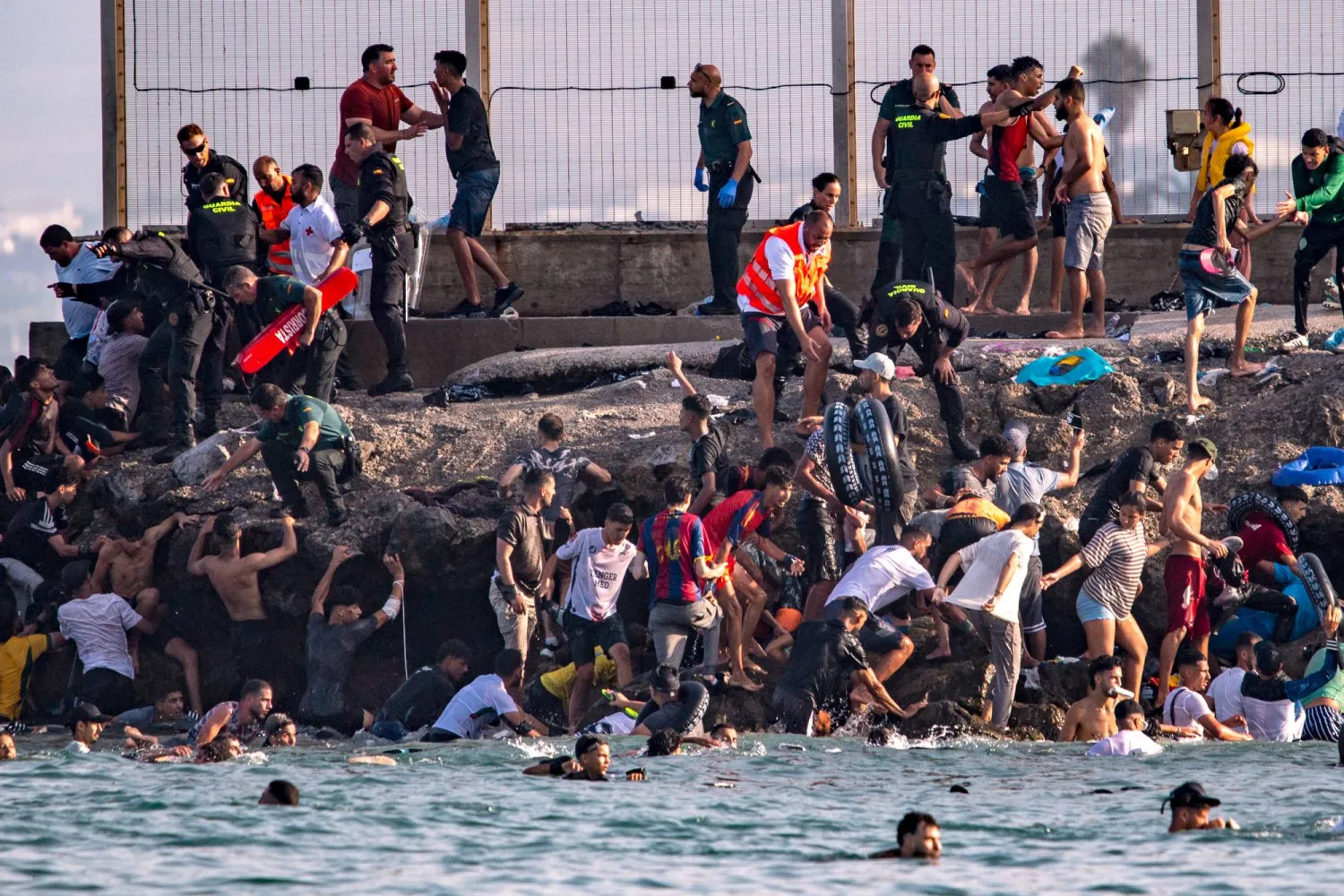 الشرطة الإسبانية: آلاف المهاجرين عبروا الحدود بين المغرب وسبتة خلال الليل الشرطة الإسبانية: آلاف المهاجرين عبروا الحدود بين المغرب وسبتة خلال الليل