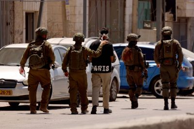 اعتقالات ومداهمات وهدم... إسرائيل تواصل عملياتها في قلنديا لليوم الثاني اعتقالات ومداهمات وهدم... إسرائيل تواصل عملياتها في قلنديا لليوم الثاني