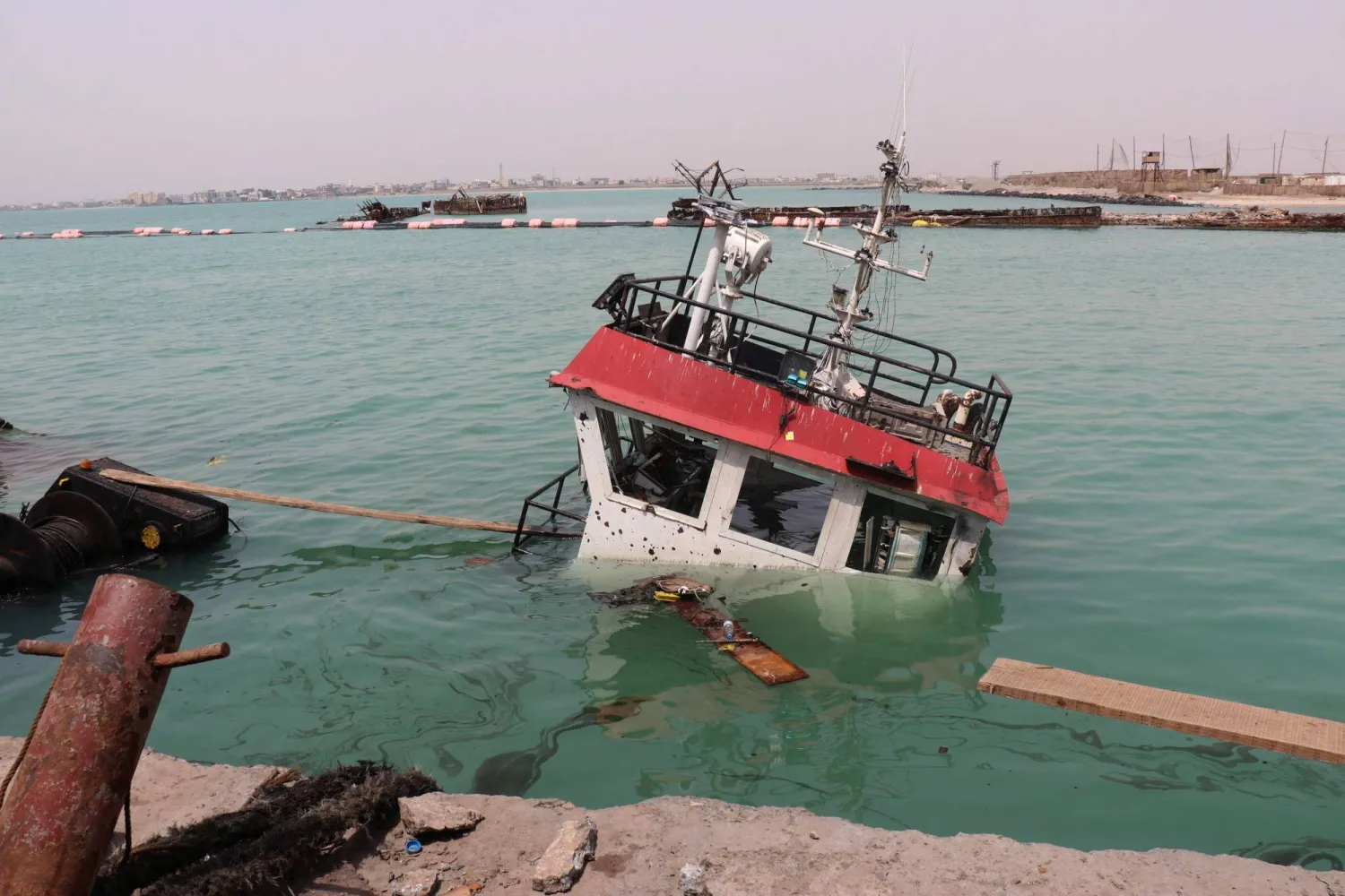 3 قتلى بهجوم حوثي على سفينة تجارية في باب المندب 3 قتلى بهجوم حوثي على سفينة تجارية في باب المندب