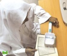 مسن يقرأ القرآن بعد سنوات من إعاقة البصر