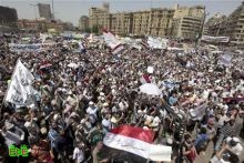 متظاهرين يطالبون بتنحي المجلس العسكري المصري 