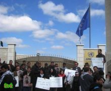  شبان فلسطينيون يغلقون مقرا للامم المتحدة في رام الله 