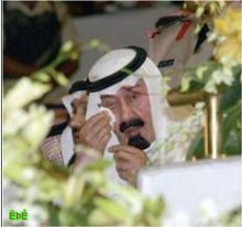  خادم الحرمين الشريفين يستقبل جثمان الأمير سلطان بن عبدالعزيز في مطار قاعدة الرياض الجوية   