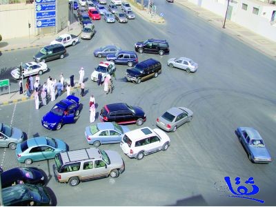 المرور يعاقب "متجمهري الحوادث" بقسائم مخالفة 