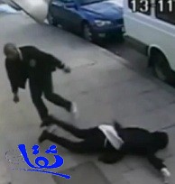 بريطاني عنصري يضرب فتاة مسلمة ضربة قاتلة على رأسها في الشارع