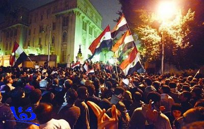 حشود كبيرة تحاصر قصر الاتحادية.. والرئاسة تؤكد: مرسي غادر بعد انتهاء عمله