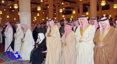 الأمير سلمان يؤدي صلاة الجنازة على الأمير فيصل بن سعود