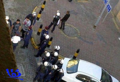 انباء عن اصابة شخص واعتقال عدد آخر اثناء اشتبكات المتظاهرين مع الشرطة بالمنامة