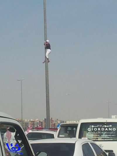 بالصور : مواطن يحاول الانتحار بالتعلق بعمود إنارة بالرياض