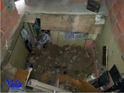 مدني مكة ينتشل مقيمين بعد سقوط سقف إحدى الغرف عليهم