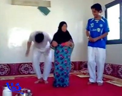 بالفيديو : شابان سعوديان يرقصان عاملة منزلية على أنغام التراث الشعبي