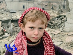 طفل سوري لا يفارق الأنقاض بحثا عن والديه وأخويه المقتولين في القصف