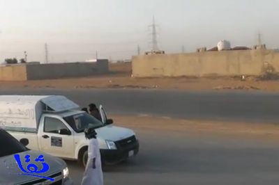 بالفيديو : متجمهرون في الرياض يعبثون بمركبات المارة بالتفحيط والتشويه 